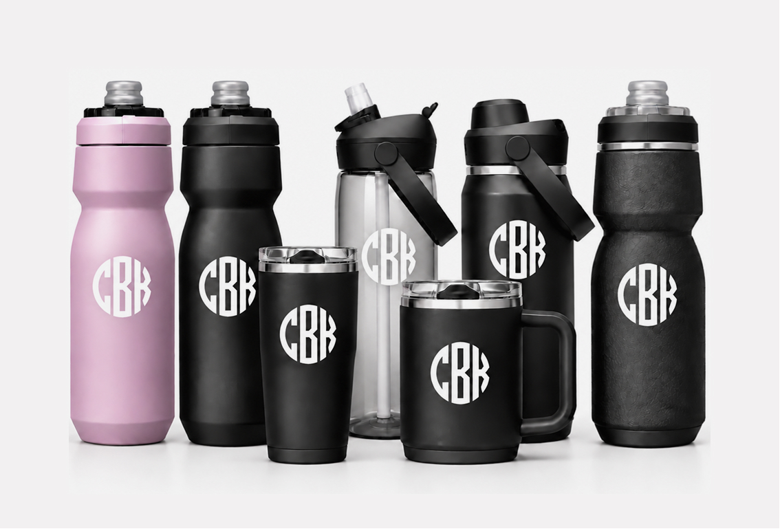 Auswahl personalisierter CamelBak Flaschen, Becher und Travel Mugs